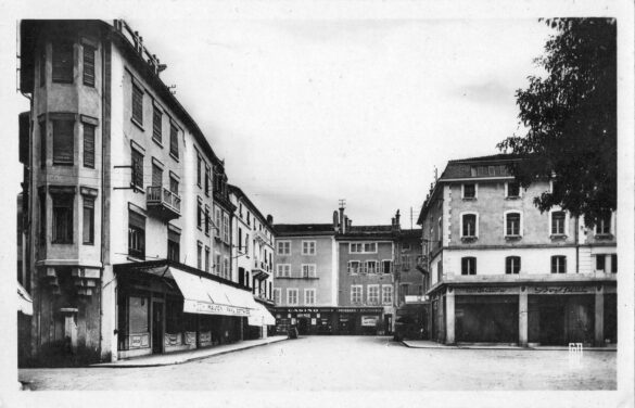 Vitrines « confections » de la Maison Bois frères, place d’Armes à Saint-Marcellin, face à la Maison Paul Cottavoz