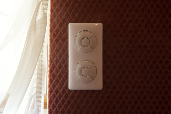 Commande murale de volet roulant Arnould 650-25 installée sur un mur.