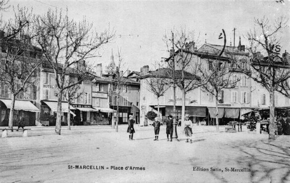 Place d’Armes de Saint-Marcellin avant 1911, sans kiosque, avec enfants au premier plan et, au fond, les enseignes du Café de l’Isère et du Café Pellat-Finet.