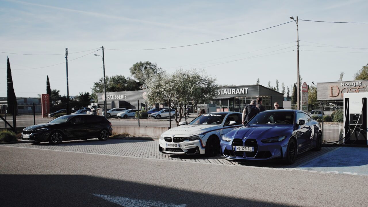 BMW M4 F82 Warsteiner et BMW M4 G82 Competition devant la concession BMW Montélimar.