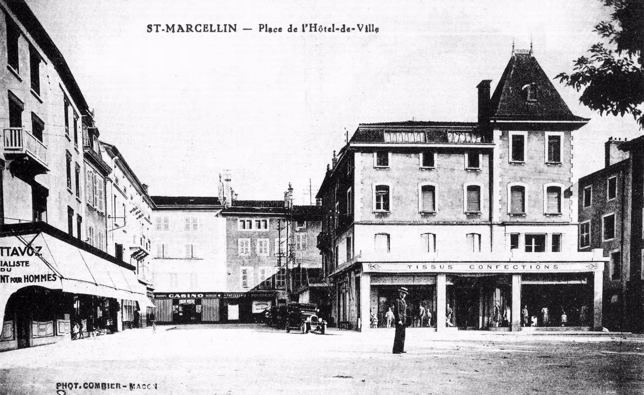 Magasin Paul Cottavoz, spécialiste du vêtement pour hommes, au 6, place Jean Vinay à Saint-Marcellin, avec son grand store, face à la Maison Bois frères