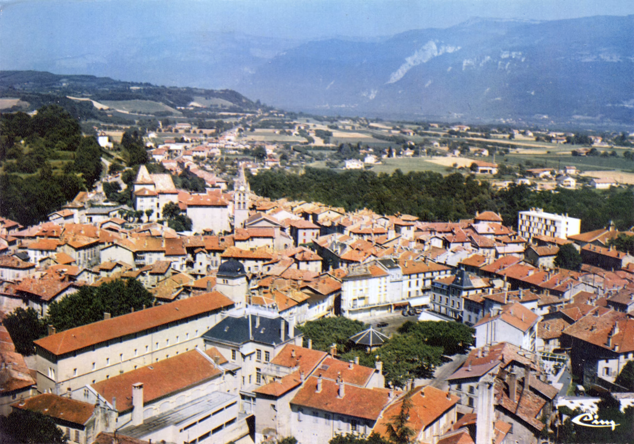 Le centre-ville, la place d’Armes et l’église